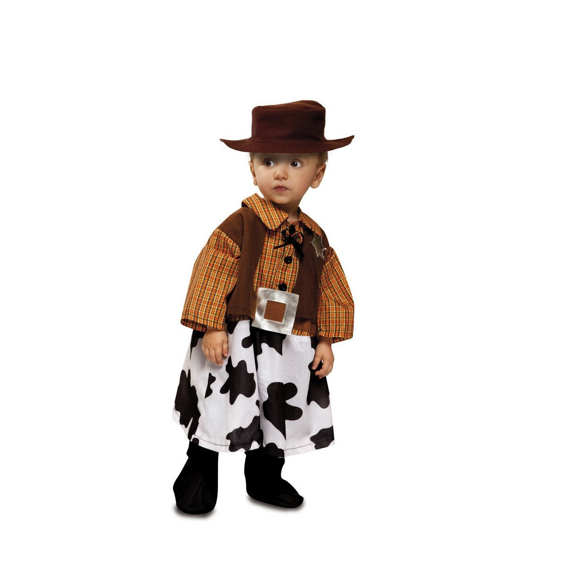 Ett litet barn klätt i en komplett cowboy-maskeraddräkt med rutig skjorta, brun väst, kjol med svart-vitt koskinnstryck och brun cowboyhatt.