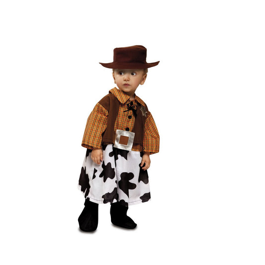 Ett litet barn klätt i en komplett cowboy-maskeraddräkt med rutig skjorta, brun väst, kjol med svart-vitt koskinnstryck och brun cowboyhatt.