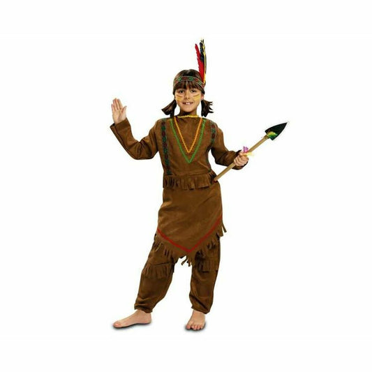 Ett glatt barn klädd i en brun maskeraddräkt som föreställer en amerikansk indian, komplett med pannband och fjäder, som håller i ett spjut.