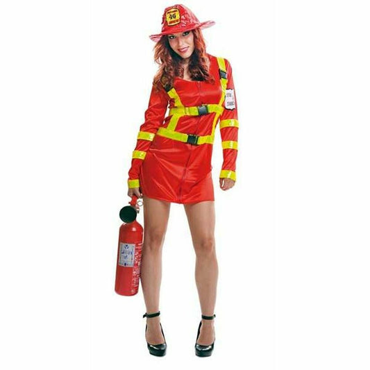 Kvinna i kort, röd brandkårsinspirerad maskeraddräkt med neongula reflexdetaljer och matchande hjälm, hon håller i en röd brandsläckare.