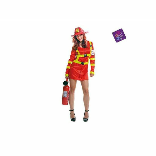 En kvinna i en kort röd och gul brandmansdräkt med matchande hatt håller i en leksaksbrandsläckare.