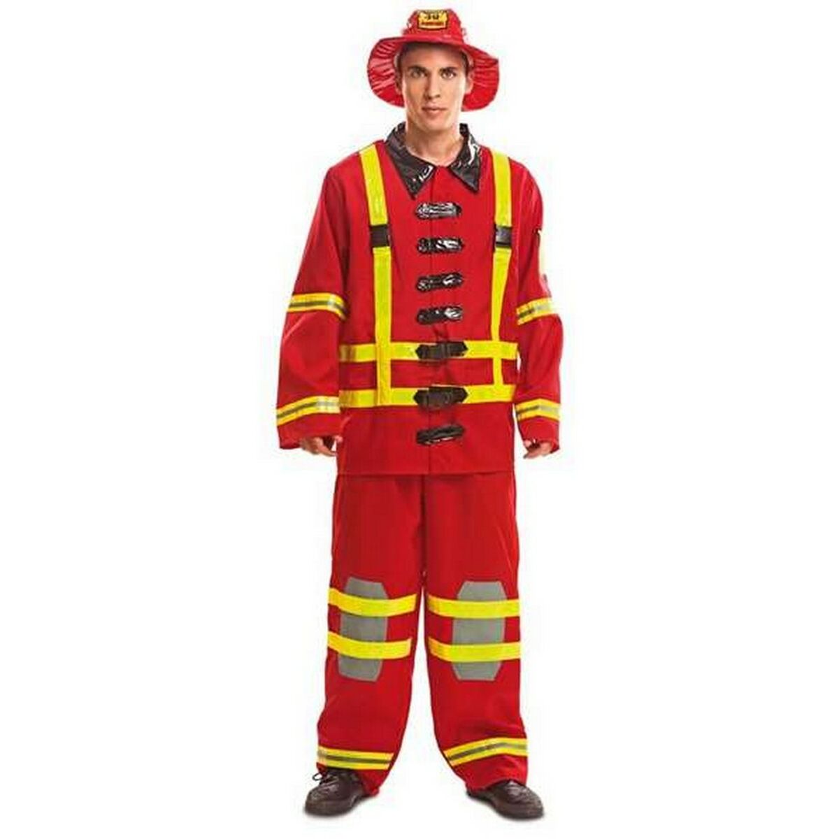 En vuxen man i en röd och gul brandmansmaskeraddräkt som inkluderar jacka, byxor och matchande brandmanshatt.