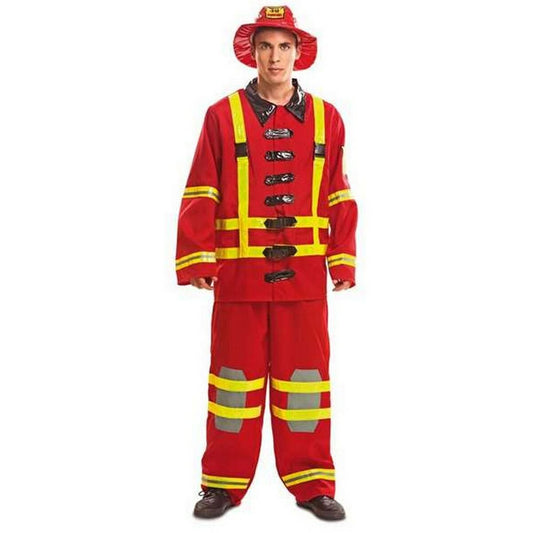En vuxen man i en röd och gul brandmansmaskeraddräkt som inkluderar jacka, byxor och matchande brandmanshatt.