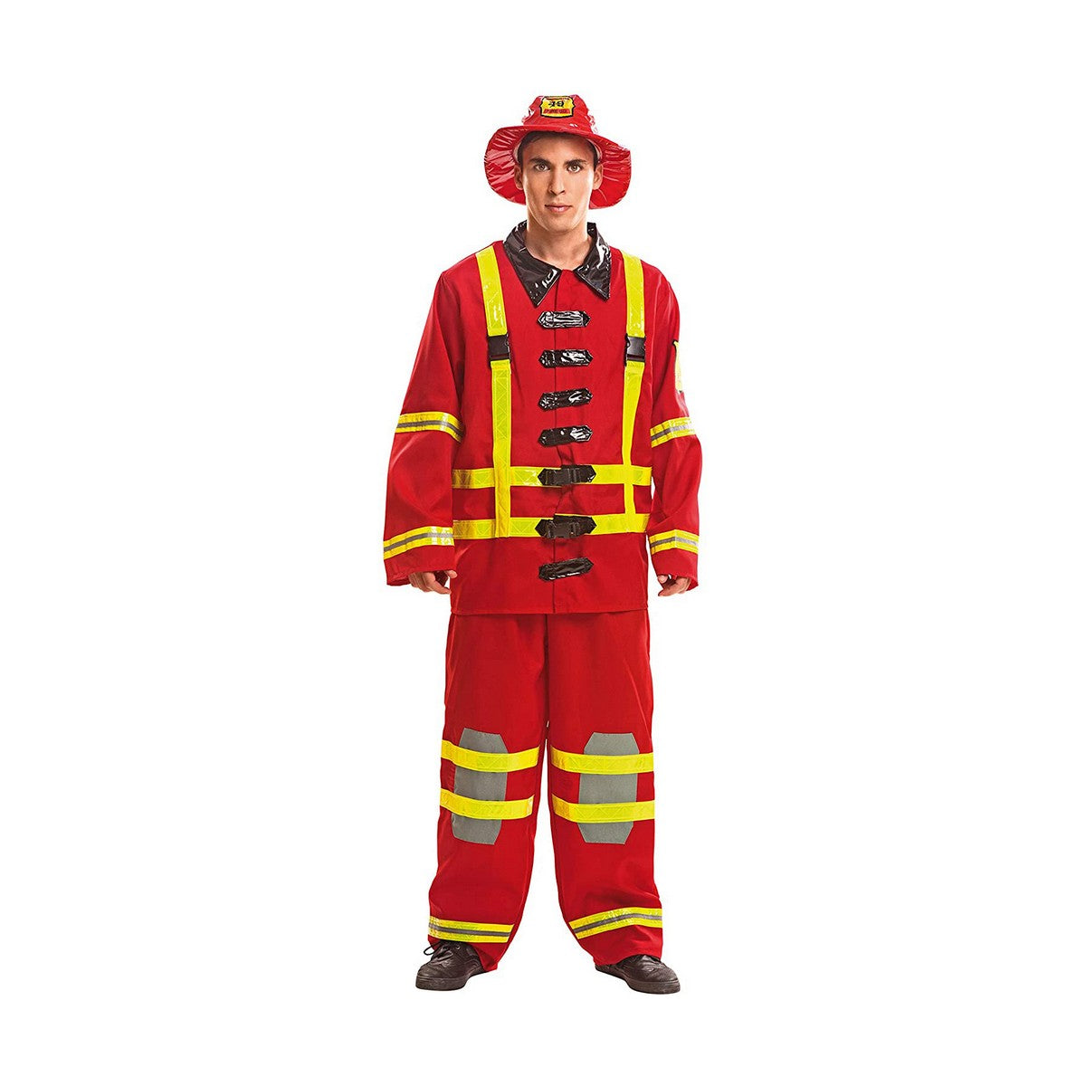 Man i en röd och gul brandmansdräkt bestående av jacka, byxor och en matchande hatt med nummerplatta.