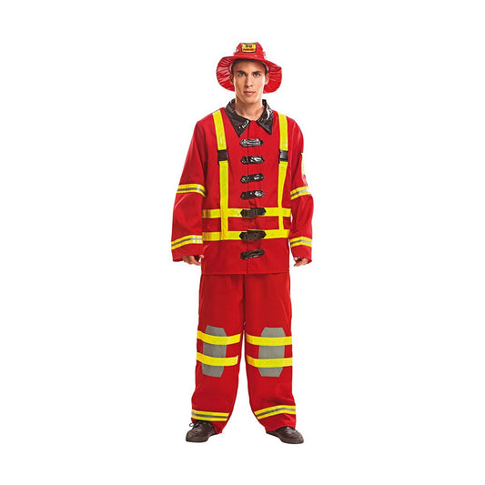 Man i en röd och gul brandmansdräkt bestående av jacka, byxor och en matchande hatt med nummerplatta.