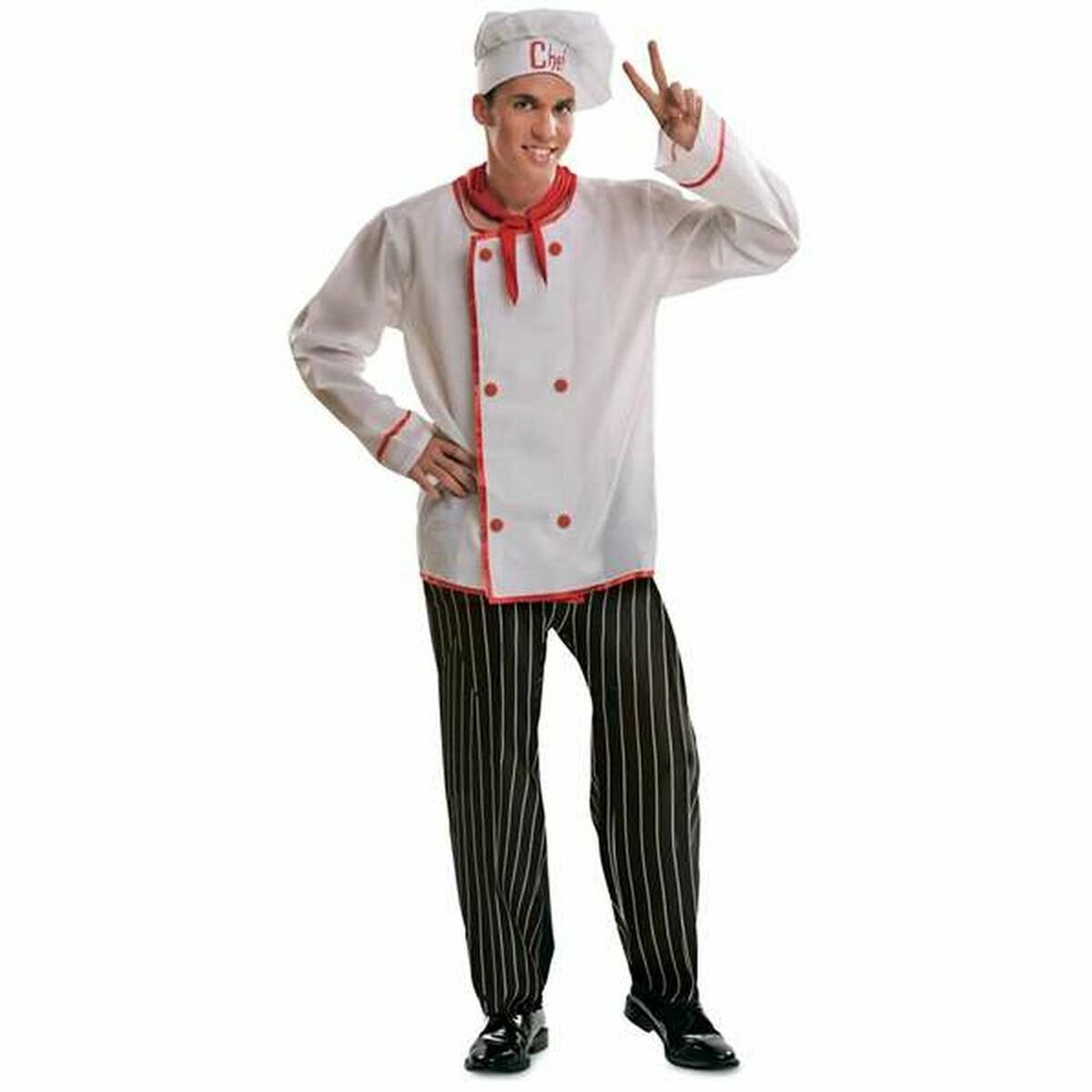 En man klädd i en vit kockdräkt med svarta randiga byxor och en röd scarf, som poserar med ett leende och gör en V-gest med fingrarna.