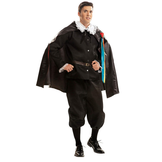 En ung man i en traditionell svart musikerdräkt med vit spetskrage, kortärmad kavaj, puffiga byxor, svarta strumpor och en dramatisk svart mantel med färggranna band.