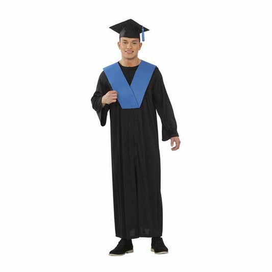 En man i en svart akademikerdräkt med vid ärm, svart studentmössa och ett klart blått hakdekorationselement framtill.
