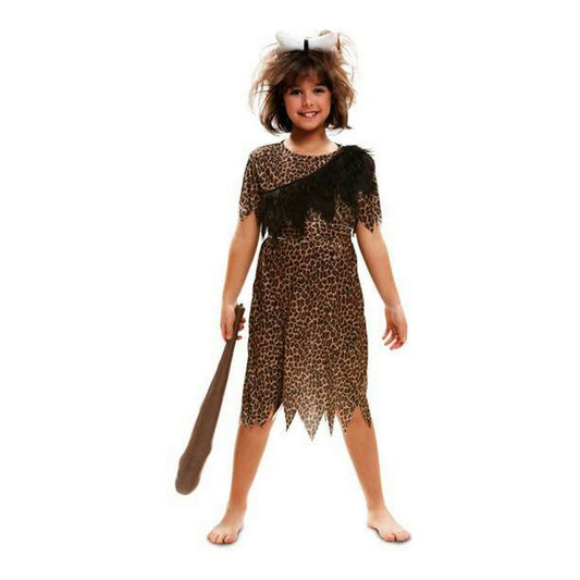 Ett glatt barn i en leopardmönstrad dräkt som föreställer en grottinvånare, med en brun klubba i handen och ett vitt diadem i håret.
