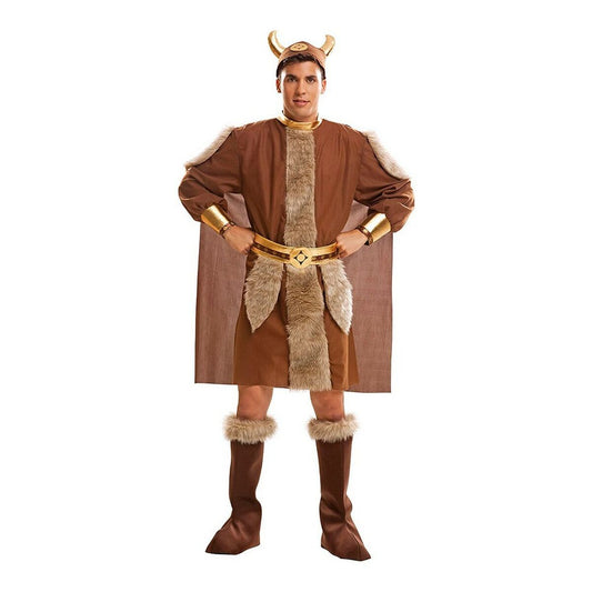 En man klädd i en brun vikingadräkt med fuskpälsdetaljer, ett gyllene bälte och en hjälm med guldfärgade horn.