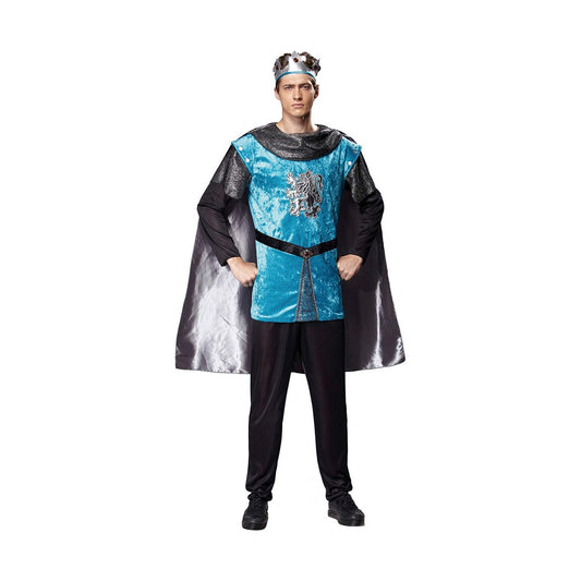 En manlig vuxen modell poserar i en blå prins maskeraddräkt med svart byxa, turkos väst med lejonmotiv, svart underdel och en silverfärgad mantel samt en liten krona på huvudet.