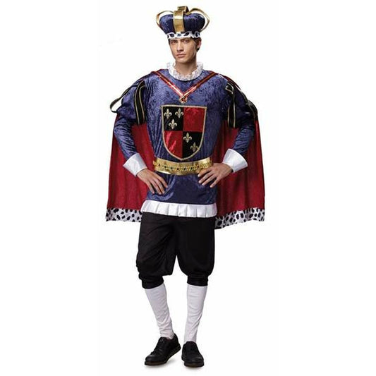 En man poserar i en komplett kunglig maskeraddräkt med blå sammetsliknande tunika, röd och svart vapensköld, guldbälte, röd mantel med svart-vitt prickigt foder och en stor guldkrona.