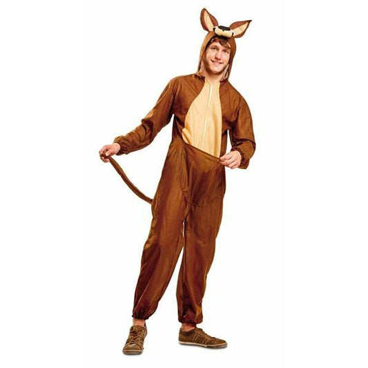 En glad man i en brun känguru-maskeraddräkt med huva och fastsydd svans håller i dräktens framsida som ska föreställa en pung.