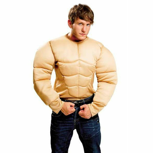 En man i en vadderad beige t-shirt som simulerar en extremt muskulös överkropp och stora biceps, med händerna på byxlinningen.
