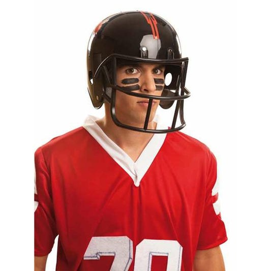 En man bär en glänsande svart amerikansk fotbollshjälm med en svart ansiktsgaller och röda detaljer på toppen, samtidigt som han har svart 'eye black' under ögonen.