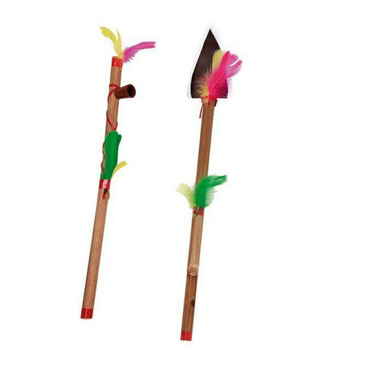 Två maskeraddräktsaccessoarer föreställande en yxa och en pipa, båda dekorerade med färgglada fjädrar i rosa, gult och grönt, monterade på träliknande pinnar.