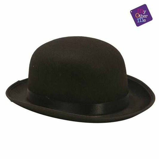 Närbild på en klassisk svart filthatt med rundad kulle och kort, uppvikt brätte, känd som en derbyhatt eller bowlerhatt.