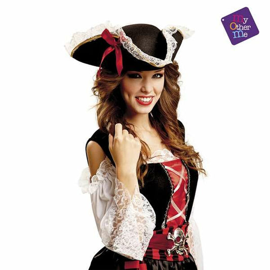 Ett barn klätt i en svart piratdräkt med vit spetsdetalj och en svart trikornhatt med röda och vita band.