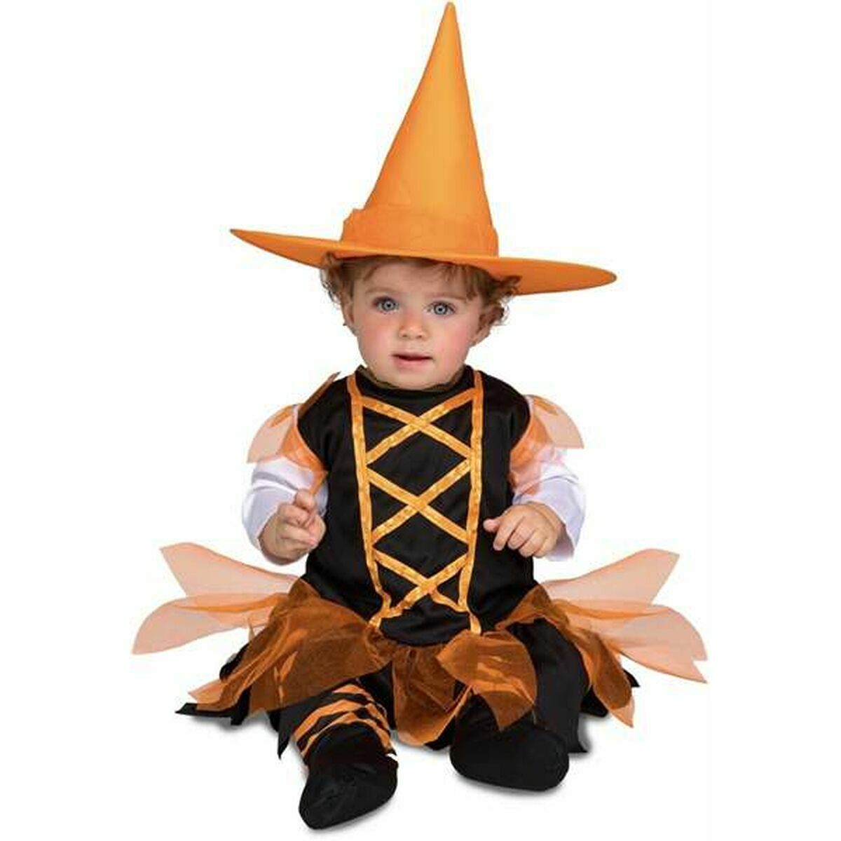 En söt bebis sitter klädd i en orange och svart maskeraddräkt som föreställer en häxa, komplett med en stor orange hatt.