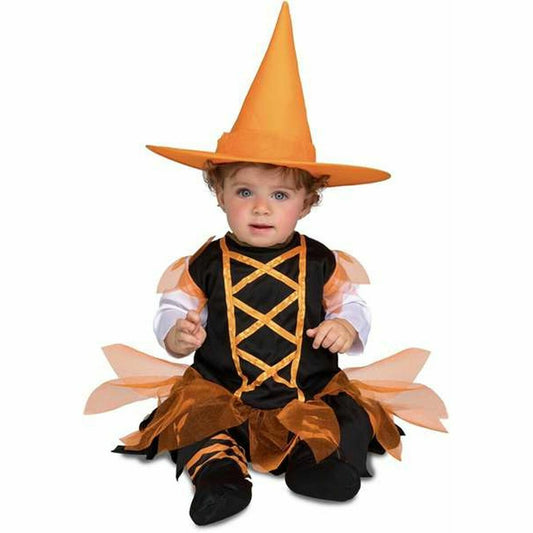 En söt bebis sitter klädd i en orange och svart maskeraddräkt som föreställer en häxa, komplett med en stor orange hatt.