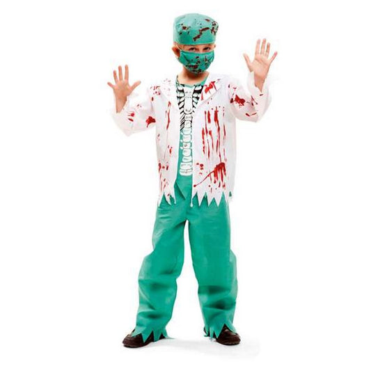 Ett barn iklädd en läskig maskeraddräkt som föreställer en zombie-läkare med en vit blodstänkt rock, gröna byxor och en matchande kirurgmössa och ansiktsmask.