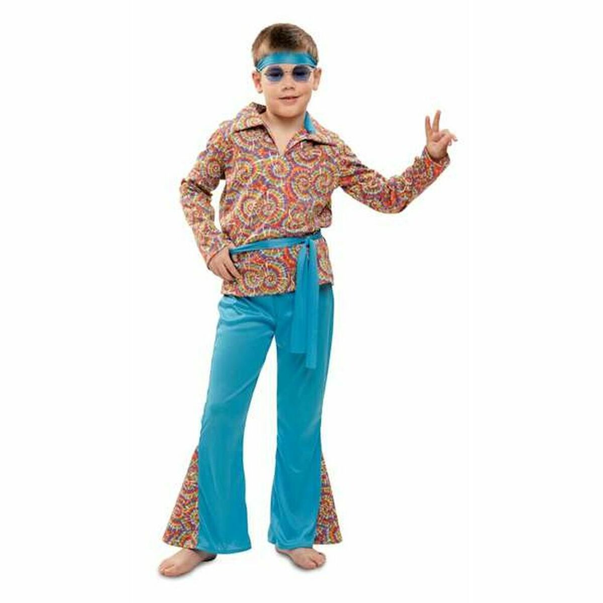 En pojke i en färgglad hippie-kostym med blåa utsvängda byxor och ett psykedeliskt mönster på skjortan.