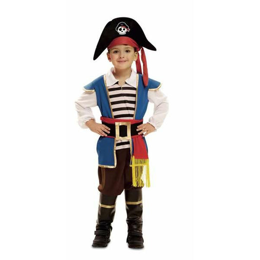 Ett ungt barn står uppklädd i en komplett piratmaskeraddräkt, komplett med blå väst, randig tröja, brunt byxor, och en svart trekantig hatt med en dödskalle på.