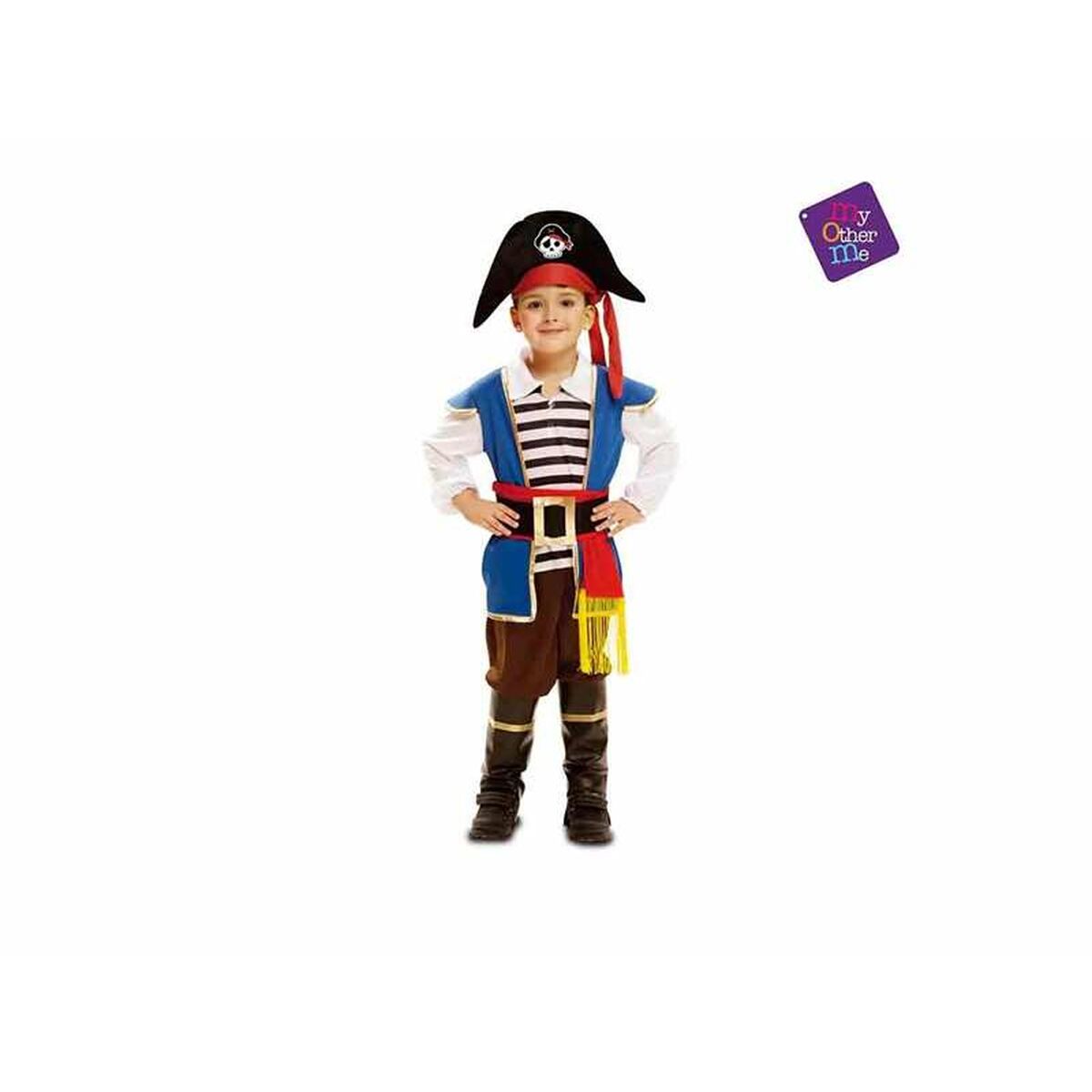 En person i en komplett piratdräkt för vuxna, inklusive hatt med dödskalle, randig skjorta, blå väst, röda band och bruna byxor med stövlar.