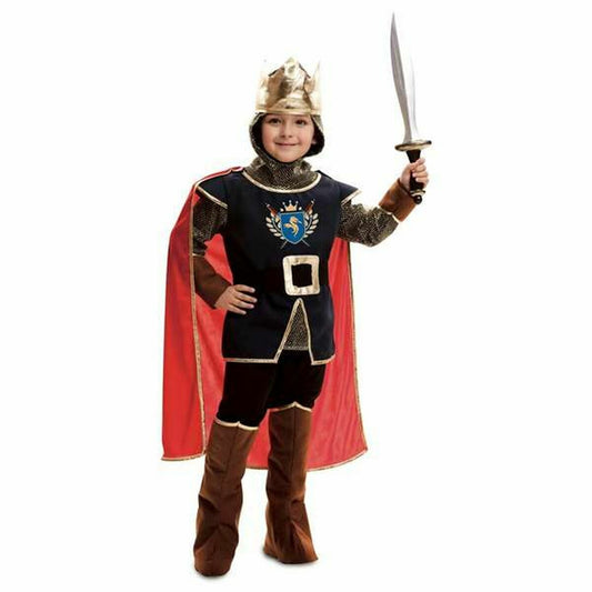 Ett barn klädd i en sju delar medeltida riddardräkt med mörk tunika, röd mantel, gyllene krona och bruna stövelskydd, hållandes ett svärd.