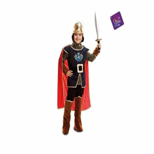 Ett barn klädd i en komplett medeltida riddardräkt, inklusive hjälm, röd mantel, rustningsinspirerad tunika och stövelskydd, som håller i ett svärd.