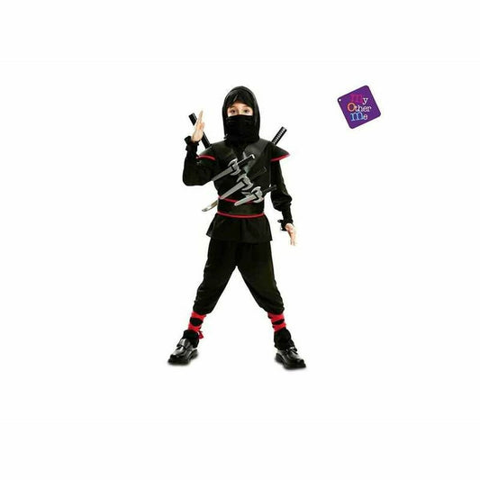 Ett barn i helsvart ninjadräkt med röda detaljer, komplett med ansiktsmask, rånarluva och accessoarer som föreställer kastvapen och svärd.