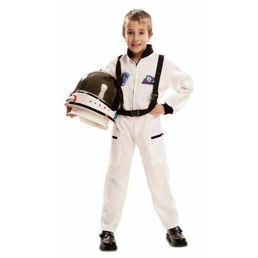 En glad pojke i åldern 10-12 år håller en svart och vit astronauthjälm i handen, klädd i en vit astronautdräkt med svarta detaljer.