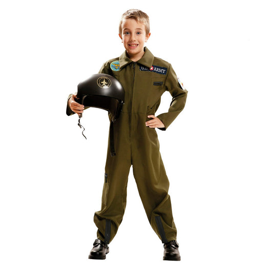 En glad pojke i en grön flygpilotdräkt håller i en svart flyghjälm.
