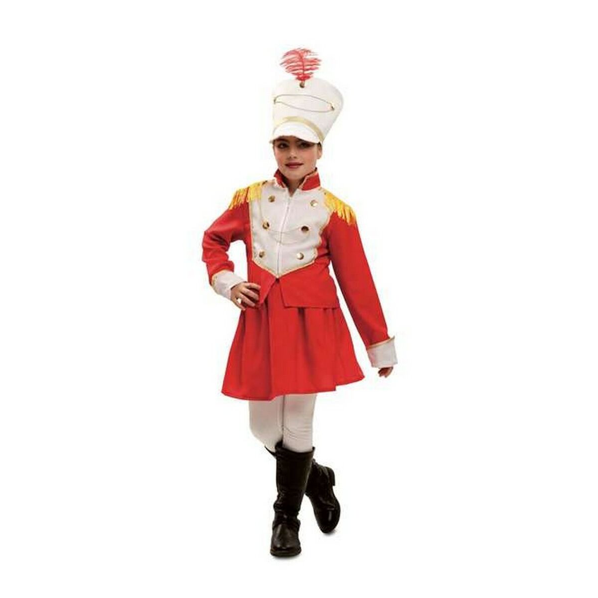 En flicka klädd i en röd och vit majorette-dräkt med guldiga detaljer och en hög hatt.