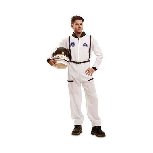 En ung man iklädd en helvit astronautmaskeraddräkt med svarta detaljer håller en vit och svart hjälm under armen.