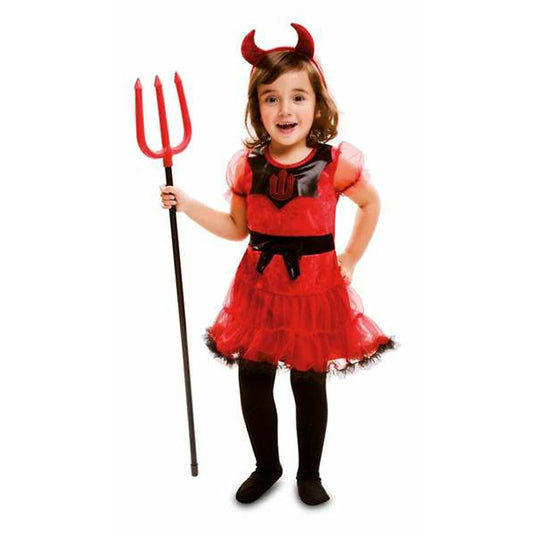 Ett litet barn i en röd och svart söt djävulsdräkt som håller i en röd treudd och har ett diadem med små röda horn.