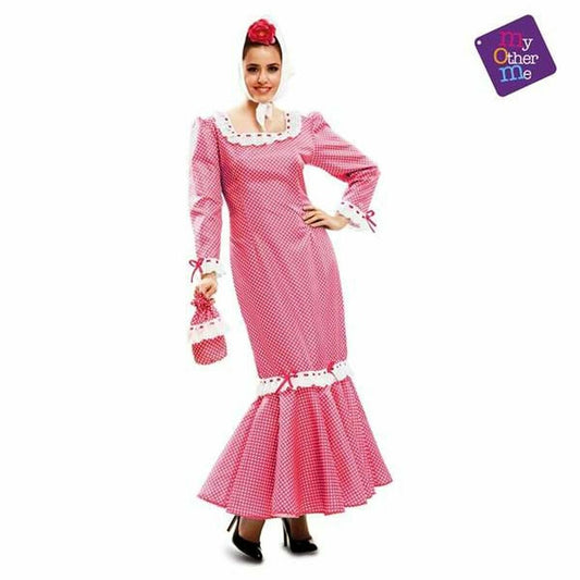 Kvinna klädd i en långärmad, hellång rosa och vitprickig flamenco-inspirerad maskeraddräkt med vita volanger och en matchande vit huvudduk med röd blomma.