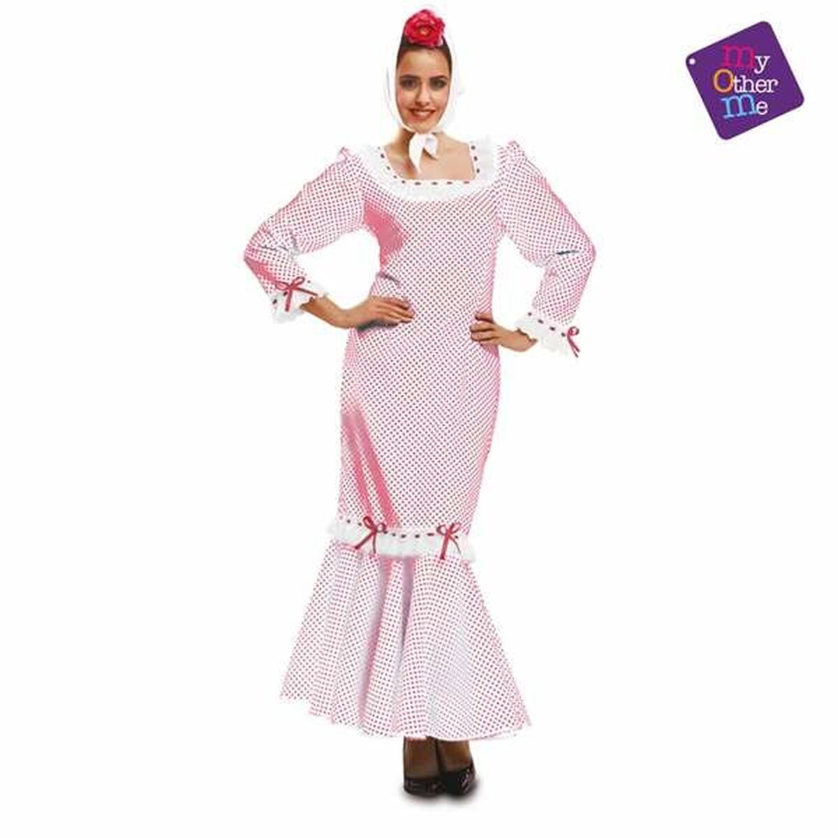 Kvinna i en lång, rosa och vit prickig flamenco-inspirerad maskeradklänning med volanger vid kjolslutet och en röd blomma i håret.