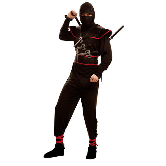 En person i en helsvart ninja-mördare maskeraddräkt i storlek S, med röd kantband, huva och dekorativa vapen fästa på bältet.