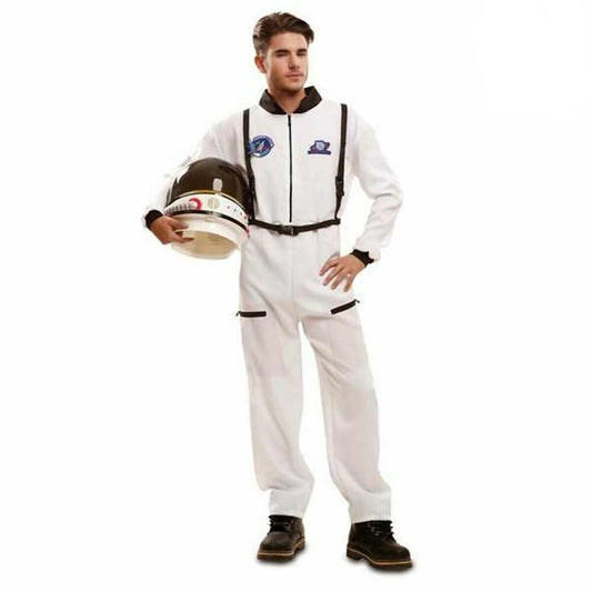 En man i en vit astronautmaskeraddräkt med svarta detaljer håller i en vit och svart rymdhjälm.