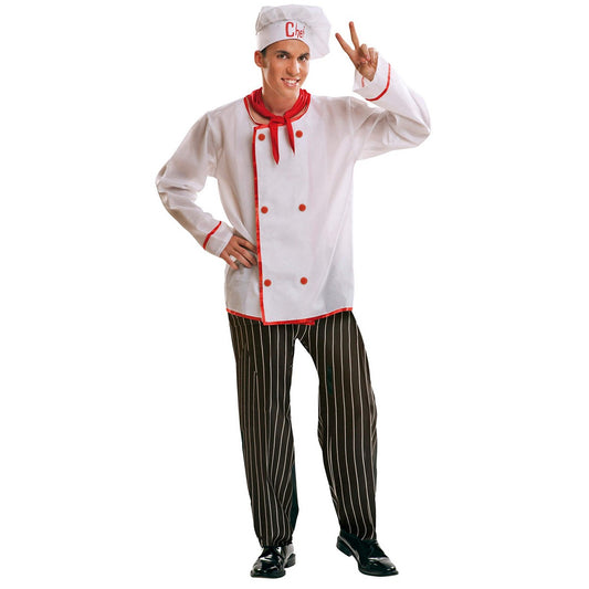 En man klädd i en komplett kockdräkt med vit jacka, randiga byxor, röd halsduk och en vit kockmössa där det står 'Chef'. Han gör fredstecknet med ena handen.