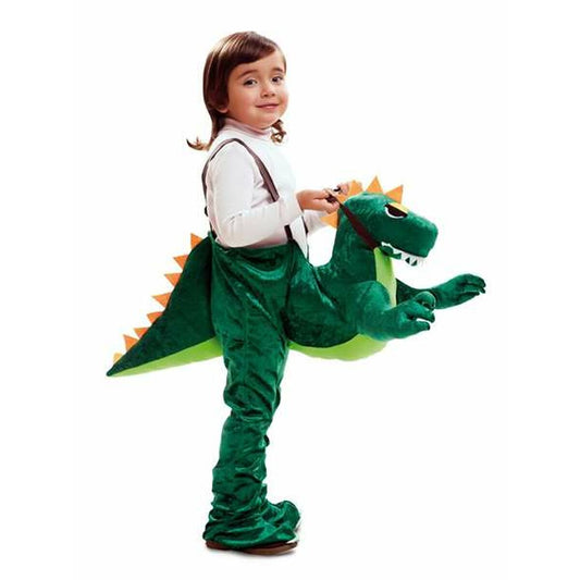 Ett litet barn som ler glatt medan de bär en grön, uppblåsbar-liknande dinosaurie maskeradkostym som ser ut som att de rider på varelsen.