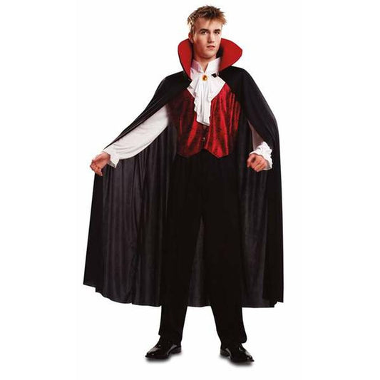 En man i en gotisk vampyrdräkt som består av svarta byxor, en röd och svart väst över en vit skjorta med volanger, och en lång svart mantel med röd insida på kragen.