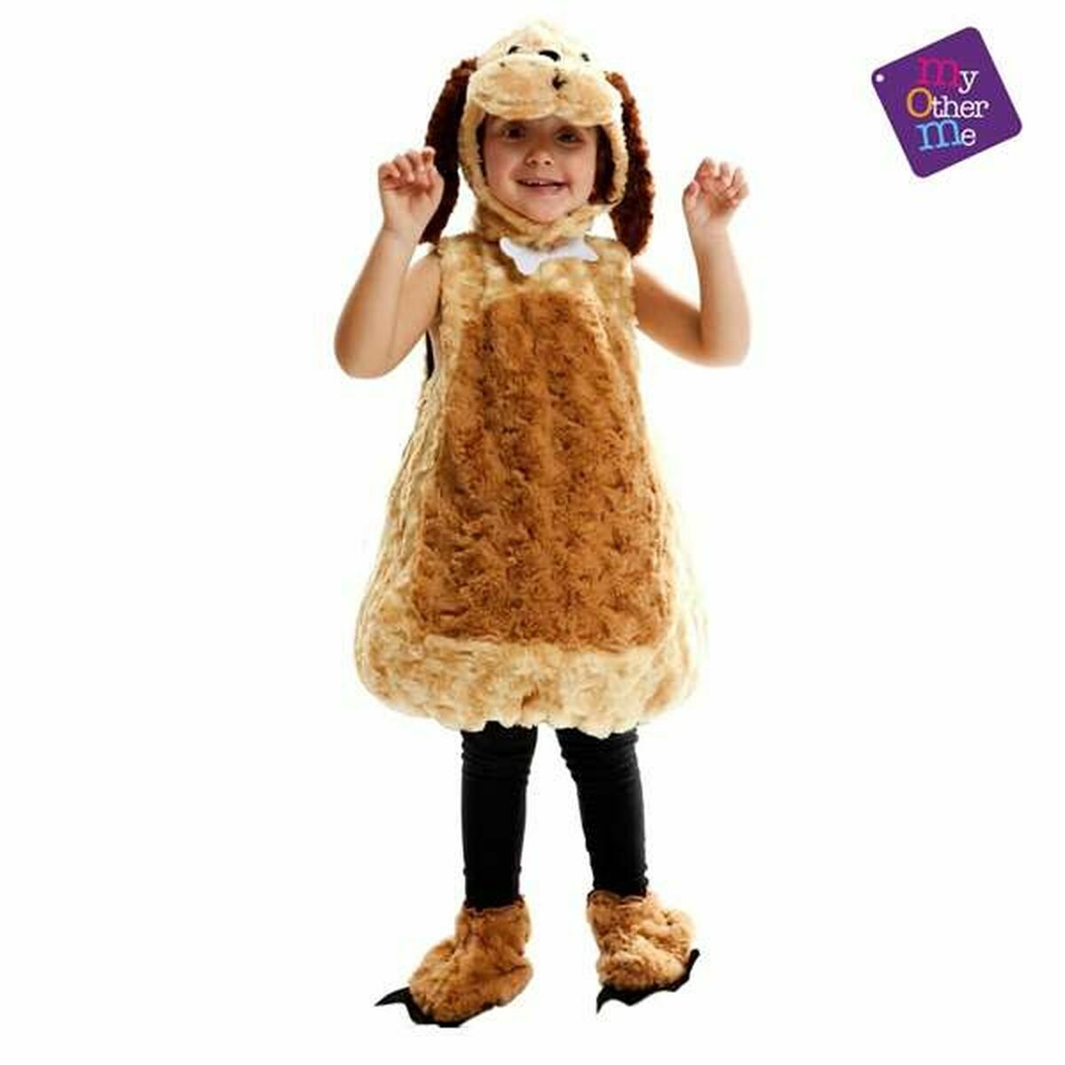 Ett litet barn klätt i en gullig, brun och ljusbrun hunddräkt som består av en jumpsuit, en hatt med hundöron och vita rosett, samt stövelskydd som liknar hundtassar. Barnet står med händerna upplyfta och ler.
