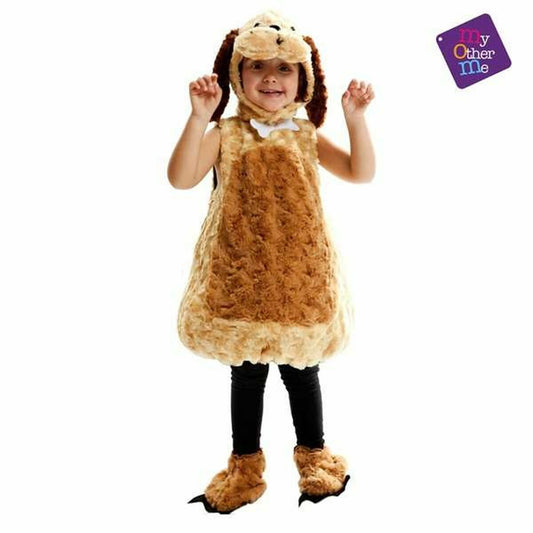 Ett litet barn klätt i en gullig, brun och ljusbrun hunddräkt som består av en jumpsuit, en hatt med hundöron och vita rosett, samt stövelskydd som liknar hundtassar. Barnet står med händerna upplyfta och ler.