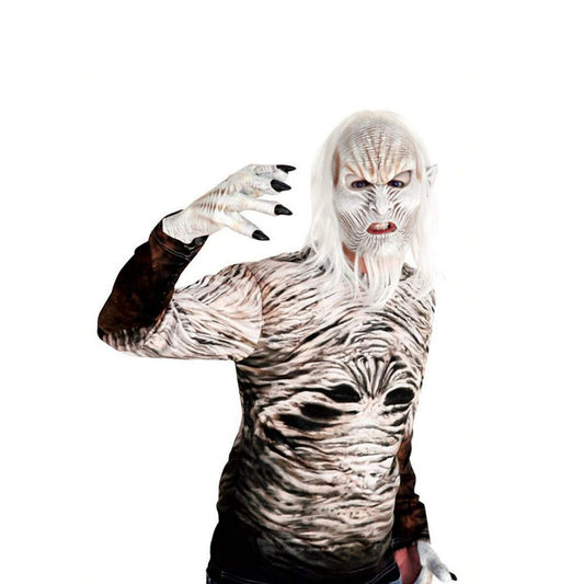 Närbild på en person som bär vita monsterhandskar med svarta klor, som matchar en skräckinjagande mask och överdel.