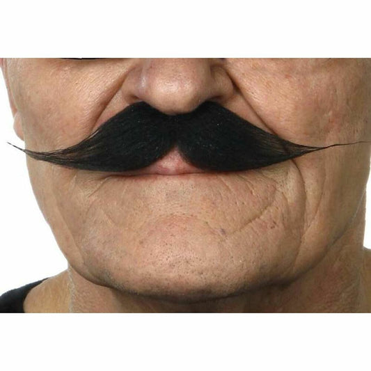 Närbild på en mans ansikte som bär en stor, svart, elegant mustasch med uppåtvridna spetsar, en klassisk poirot-stil.