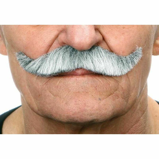 Närbild på en äldre mans ansikte som bär en tjock, grå och buskig mustasch fäst över överläppen.