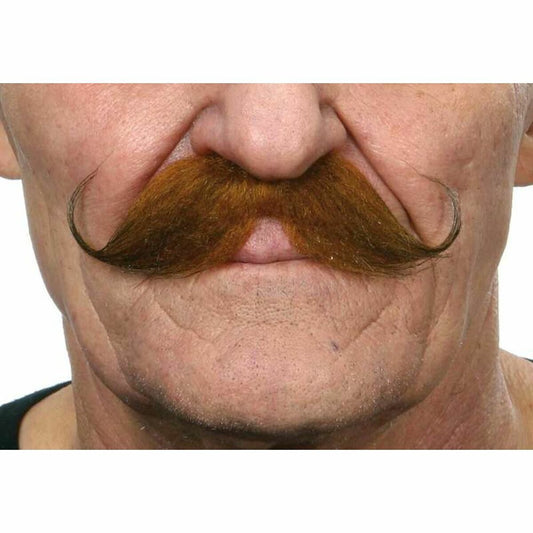 Närbild på en man som bär en stor, kopparfärgad mustasch med elegant uppkrokade ändar över hans överläpp.