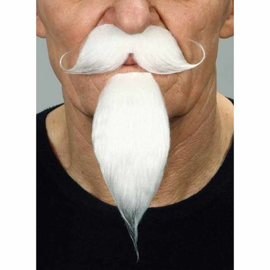 Närbild på en man som bär ett tjockt, rent vitt lösskägg och mustasch med uppåtvridna ändar.